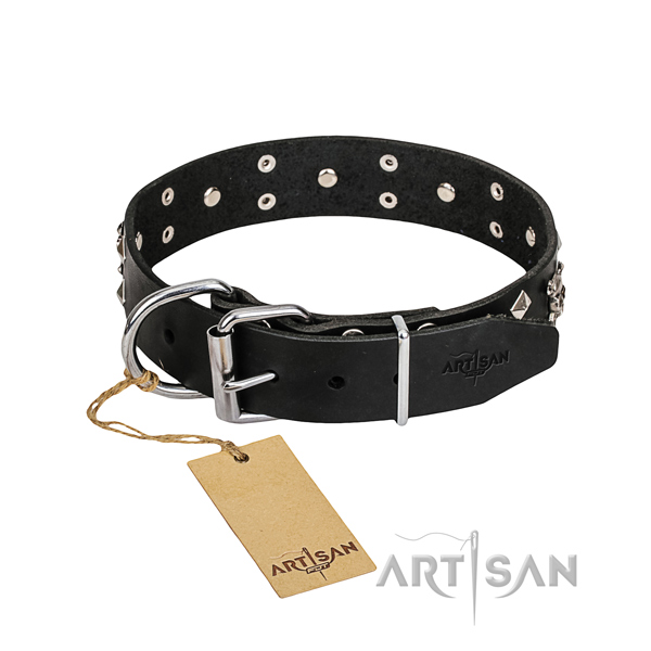 Leather dog collar with rounded edges for pleasant everyday wearing